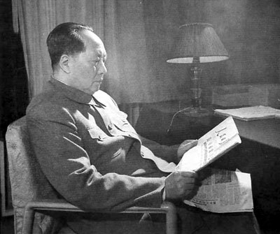 Mao Zedong läser Folkets Dagblad 1961