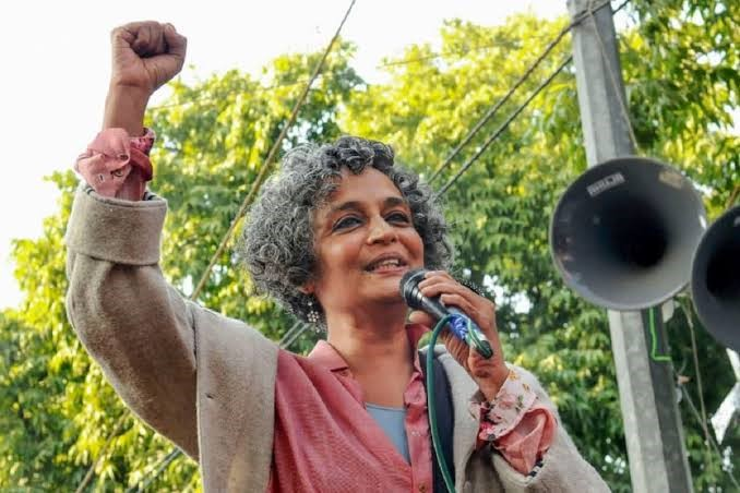 Indien åtalar författaren Arundhati Roy